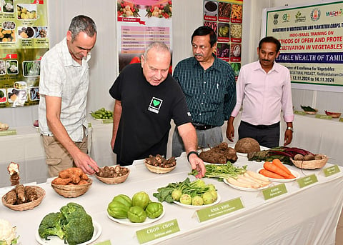 காய்கறிகள் கண்காட்சியை பார்வையிட்ட இஸ்ரேல் வேளாண் நிபுணர்கள் டேனியல்ஹடாட், யூரி ரூபின்ஸ்டீன். | படம்: நா.தங்கரத்தினம்.