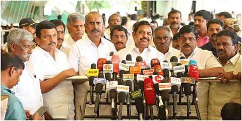 கோவை விமான நிலையத்தில் அதிமுக பொதுச்செயலாளர் எடப்பாடி பழனிசாமி செய்தியாளர்களைச் சந்தித்தார் | படம்: ஜெ.மனோகரன்.