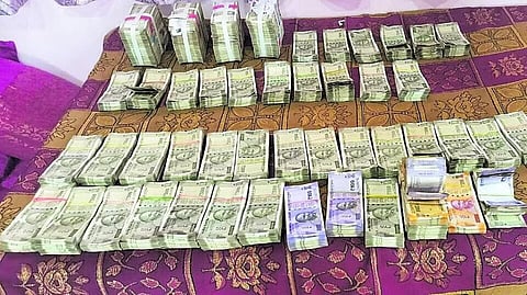 கர்நாடகாவில் லோக் ஆயுக்தா சோதனை: 8 அரசு அதிகாரிகளிடம் ரூ.23 கோடி சிக்கியது