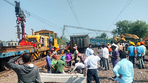 தெலங்கானா மாநிலத்தில் தடம் புரண்ட சரக்கு ரயில்: 39 ரயில்கள் ரத்து