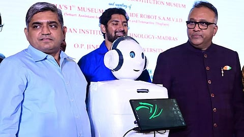 ஹரியானாவில் அரசியலமைப்பு அருங்காட்சியகம்: பார்வையாளர்களுக்கு உதவ ஐஐடி தயாரித்த வழிகாட்டி ரோபோ