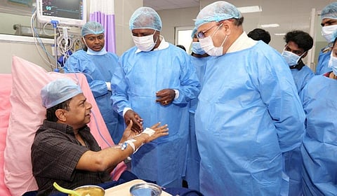 மருத்துவர் பாலாஜியிடம் நலம் விசாரிக்கும் அமைச்சர் மா.சுப்பிரமணியன்.