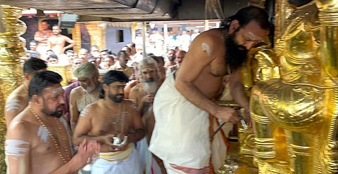 சபரிமலை ஐயப்பன் கோயிலில் மேல்சாந்தி மகேஷ்நம்பூதரி இன்று மாலை கோயில் நடையை திறந்து வைத்தார்.