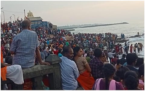 குவியும் மக்கள்