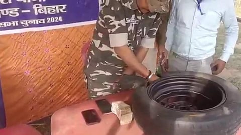 ஜார்க்கண்டில் கார் டயரில் மறைத்து ரூ.50 லட்சம் கடத்தல்: வருமான வரி அதிகாரிகள் பறிமுதல்