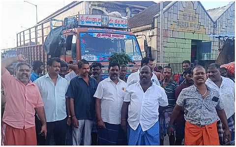 வியாபாரிகள் சாலை மறியல்
