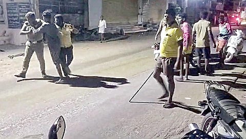 விருதுநகர் மாவட்டம் ராஜபாளையத்தில் போதையில் இருந்த இளைஞர்கள், போலீஸாரை தாக்கிய வீடியோ காட்சி.
