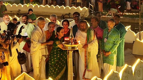 கார்த்திகை | ஆயிரக்கணக்கான தீபங்களால் ஒளிர்ந்த ‘வாழும் கலை’ பெங்களூரு ஆசிரமம்