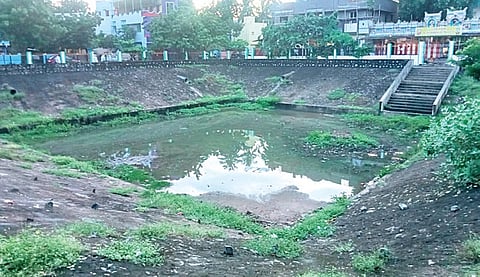 கொடுங்கையூர் யூனியன் கார்பைடு காலனியில், குறைந்த அளவில் நீர் தேங்கியிருக்கும் குளம்.