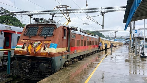 10 சிறப்பு விரைவு ரயில்களின் சேவை காலத்தை நீட்டிக்க பரிந்துரை