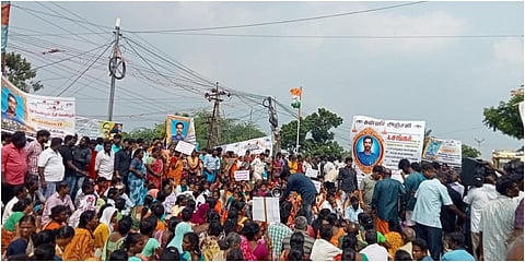 கோலடி ஏரி ஆக்கிரமிப்புகளை அகற்றும் நடவடிக்கைகளை கைவிட வலியுறுத்தி அப்பகுதி மக்கள் சாலை மறியலில் ஈடுபட்டனர்.