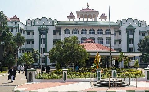 ஆங்கிலத்தில் தமிழ்நாடு பெயரில் ‘ழ’கரம் வரும் வகையில் அரசாணையில் மாற்றம் செய்ய கோரி வழக்கு