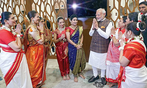 கயானா தலைநகர் ஜார்ஜ் டவுனில் தன்னை வரவேற்க காத்திருந்த இந்திய வம்சாவளியினருக்கு வணக்கம் தெரிவிக்கிறார் பிரதமர் மோடி. படம்: பிடிஐ