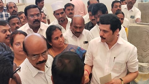 கரூரில் புதிததாக கட்டப்பட்டு வரும் வணிக வளாகத்தை அமைச்சர் செந்தில்பாலாஜி பார்வையிட்டார்