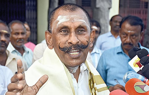 சேலம் சுகவனேஸ்வரர் கோயிலில் செய்தியாளர்களுக்கு பேட்டியளித்த முன்னாள் ஐ.ஜி. பொன் மாணிக்கவேல்.