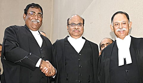 மணிப்பூர் உயர்நீதிமன்ற தலைமை நீதிபதியாக நியமிக்கப்பட்டுள்ள மூத்த நீதிபதி கிருஷ்ணகுமாருக்கு பிரிவு உபசார விழா, சென்னை உயர்நீதிமன்ற வளாகத்தில் நேற்று நடைபெற்றது. இதில் பங்கேற்ற சென்னை உயர்நீதிமன்ற தலைமை நீதிபதி கே.ஆர்.ராம், மூத்த நீதிபதி எஸ்.எஸ்.சுந்தர்.
