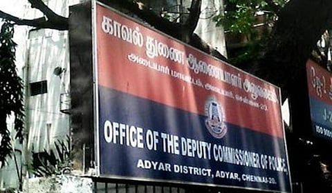 காவல் துணை ஆணைய அலுவலக சுவரில் பேருந்தை மோதி விபத்தை ஏற்படுத்திய ஊழியர்: 10 நாட்களாக பணி வழங்காததால் விரக்தி