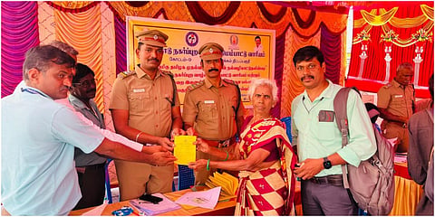 வனத்துறை சார்பில் பள்ளிக்கரணை சதுப்பு நிலத்தில் வசித்து வந்தவர்களுக்கு செம்மஞ்சேரியில் உள்ள நகர்ப்புற வாழ்விட மேம்பாட்டு வாரிய வீடு ஒதுக்கீட்டு ஆணைகள் வழங்கப்பட்டன.