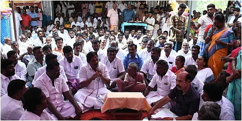 மதுரை மாவட்டம் அரிட்டாபட்டியில் நடந்த கிராம சபைக் கூட்டத்தில் அமைச்சர் பி.மூர்த்தி உள்ளிட்டோர் பங்கேற்றனர் | படம்: எஸ்.கிருஷ்ணமூர்த்தி