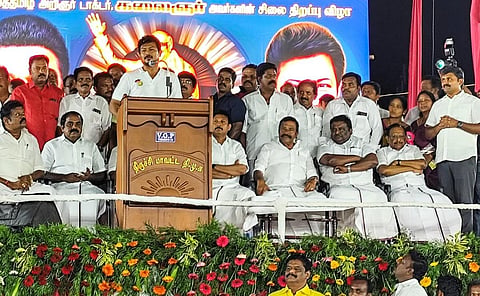 திருச்சி மாவட்டம் துறையூர் பேருந்து நிலையம் அருகில் திமுக தலைவர் கருணாநிதி சிலையை திறந்து வைத்து பேசினார் துணை முதல்வர் உதயநிதி ஸ்டாலின். அருகில், அமைச்சர்கள் கே.என்.நேரு, அன்பில் மகேஸ், எம்பி அருண்நேரு.