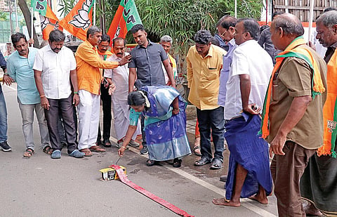 மகாராஷ்டிராவில் பாஜக வெற்றி பெற்றதையடுத்து, தமிழக பாஜக முன்னாள்
தலைவர் தமிழிசை பட்டாசு வெடித்து கொண்டாடினார். படம்: ம.பிரபு