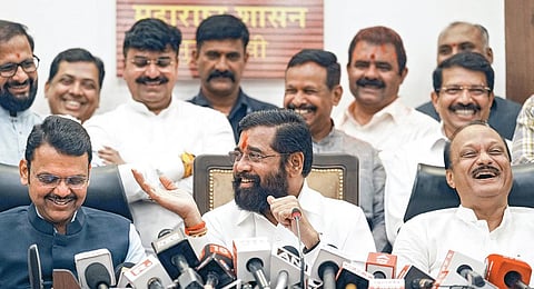 மகாராஷ்டிர சட்டப்பேரவை தேர்தல் வெற்றியை தொடர்ந்து, மும்பையில் மிகுந்த உற்சாகத்துடன் செய்தியாளர்கள் கூட்டத்தில் பேசிய முதல்வர் ஏக்நாத் ஷிண்டே. உடன் துணை முதல்வர்கள் தேவேந்திர பட்னாவிஸ், அஜித் பவார்.படம்: பிடிஐ