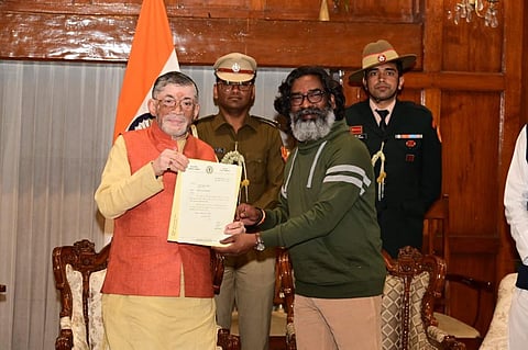 ஜார்க்கண்ட் ஆளுநரை சந்தித்து ஆட்சி அமைக்க உரிமை கோரினார் ஹேமந்த் சோரன்: ராஞ்சியில் 28-ம் தேதி பதவியேற்பு