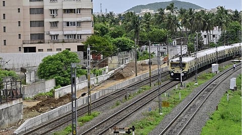 கிளாம்பாக்கம் ரயில் நிலைய கட்டுமான பணிகளை 2025 ஏப்ரலுக்குள் முடிக்க ரயில்வே நிர்வாகம் திட்டம்