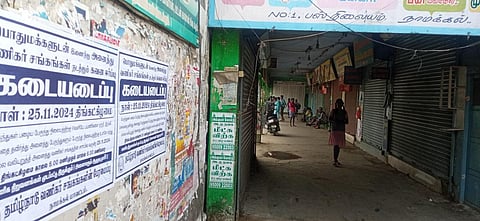 பழைய பேருந்து நிலையத்திற்குள் புறநகர் பேருந்துகள் வந்து செல்ல வலியுறுத்தி நாமக்கல் மாநகர பகுதியில் கடையடைப்பு போராட்டம் நடைபெற்றது.