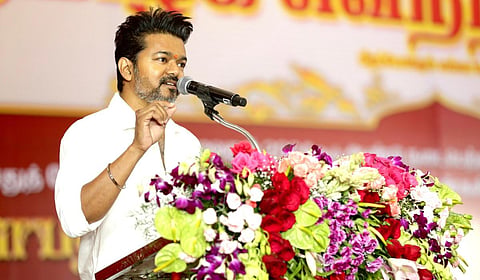 பெண்கள், பெண் குழந்தைகளுக்கு எதிரான பாலியல் புகார்களுக்கு தனி இணையதளம்: அரசுக்கு விஜய் கோரிக்கை