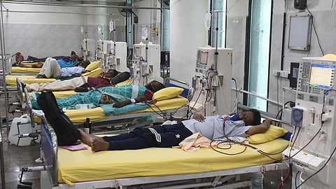 அரசு மருத்துவமனைகளில் டயாலிசிஸ் ஊழியர்களை போர்க்கால அடிப்படையில் நியமிக்க ஐகோர்ட் உத்தரவு