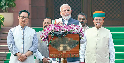நாடாளுமன்ற குளிர்கால கூட்டத்தொடர் நேற்று தொடங்கியது. முன்னதாக, நாடாளுமன்ற வளாகத்தில் செய்தியாளர்களிடம் பேசிய பிரதமர் மோடி. உடன் மத்திய அமைச்சர்கள் கிரண் ரிஜிஜு, அர்ஜுன் ராம் மேக்வால், ஜிதேந்திர சிங், எல்.முருகன்.படம்: பிடிஐ