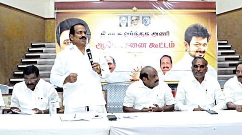 சென்னை அண்ணா அறிவாலயத்தில் திமுக வர்த்தகர் அணியின் ஆலோசனைக் கூட்டம் நேற்று நடைபெற்றது. அணியின் செயலாளர் காசிமுத்துமாணிக்கம் தலைமையில் நடைபெற்ற கூட்டத்தில், அமைச்சர் கோவி.செழியன், கோவை வேலுச்சாமி, வி.பி.மணி, முன்னாள் எம்எல்ஏக்கள் முத்துச்செல்வி, நாமக்கல் மூர்த்தி, கோவை மாவட்ட மாநகர் அமைப்பாளர் மாரிச்செல்வன், மேற்கு மாவட்ட வர்த்தகர் அணி அமைப்பாளர் விஜயராஜ் உள்ளிட்டோர் பங்கேற்றனர்.