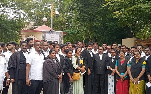 மதுரை மாவட்ட நீதிமன்றம் முன்பு அரசியலமைப்பு சட்ட நாளை கொண்டாடிய பாஜக வழக்கறிஞர் பிரிவினர்
