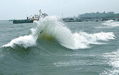 ராமநாதபுரம் மாவட்டம், மண்டபம் கடல் பகுதியில் நேற்று கடும் சீற்றத்துடன் காணப்பட்ட அலைகள்.படம்: எல்.பாலச்சந்தர்