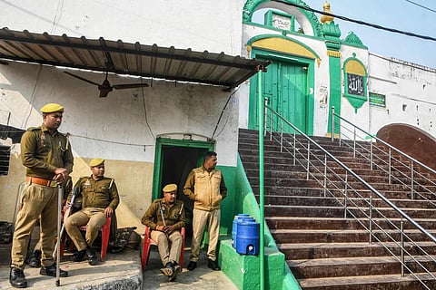 சம்பல் பகுதியில் ஆத்திரமூட்டும் வகையில் சமாஜ்வாதி எம்.பி., எம்எல்ஏ மகன் சர்ச்சை பேச்சு: 800 பேர் மீது வழக்குப் பதிவு