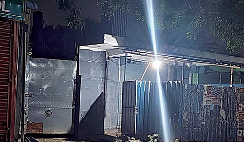 இரவு 10 மணிக்கு மேல் தகர கொட்டகை திறக்கப்பட்டு சட்டவிரோதமாக உள்ளே மதுபானம் விற்கப்படுகிறது.