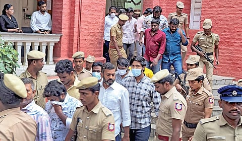 ஆம்ஸ்ட்ராங் கொலை வழக்கில் கைதான ரவுடி நாகேந்திரன் அவரது மகன் அஸ்வத்தாமன், அருள், அஞ்சலை, மலர்கொடி உள்ளிட்ட 27 பேர் நேற்று பலத்த போலீ்ஸ் பாதுகாப்புடன் சென்னை முதன்மை அமர்வு நீதிமன்றத்தில் ஆஜர்படுத்தப்பட்டனர்.படங்கள்: ம.பிரபு