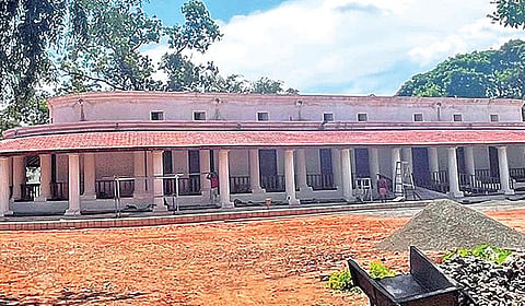 கோவையில் சீரமைப்புப் பணிகளுக்குப் பிறகு புதுப்பொலிவு பெற்ற பாரம்பரிய குதிரை வண்டி நீதிமன்ற கட்டிடம். | படங்கள்: ஜெ.மனோகரன் |