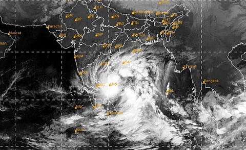 ஃபெஞ்சல் புயல் இன்று மாலை காரைக்கால் - மாமல்லபுரம் இடையே கரையை கடக்கிறது: சூறாவளிக் காற்று அலர்ட்
