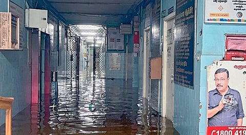 வார்டுகள், மருத்துவ அறைகளில் சூழ்ந்துள்ள மழைநீர். படங்கள் எம்.முத்துகனேஷ்.