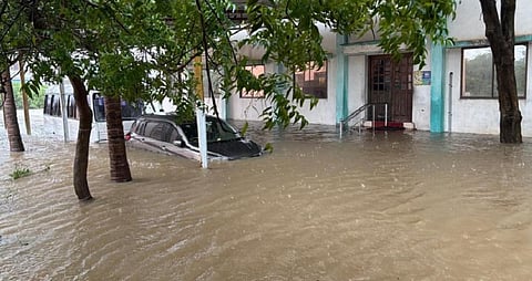 விழுப்புரம் விஐபி கார்டனில் ஒரு வீட்டின் போர்டிகோவில் நிறுத்தப்பட்டுள்ள கார் வெள்ள நீரில் மூழ்கி கொண்டுள்ளது.