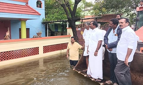 திண்டிவனம் வகாப் நகரில் வீட்டுக்குள் முடங்கிய மக்களை ஜேசிபி வாகனத்தில் சென்று எம்எல்ஏ அர்ஜுணன் ஆறுதல் கூறுகிறார்.