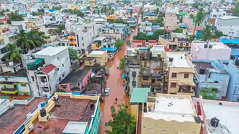 புதுச்சேரியில் வெள்ளம் சூழ்ந்த பகுதி