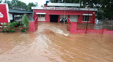 மழை நீரில் மூழ்கிய போச்சம்பள்ளி காவல் நிலையம்