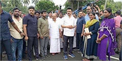 ஃபெஞ்சல் புயலால் பாதிக்கப்பட்ட கடப்பாக்கம் அடுத்த சேமிலிபுரம் கிராமத்தில் ஏற்பட்டுள்ள பாதிப்புகளை தமிழக முதல்வர் மு.க.ஸ்டாலின் நேரில் ஆய்வு செய்தார்.