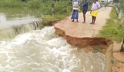 திருவள்ளூர் மாவட்டத்தில் கொசஸ்தலை ஆற்றில் பெருக்கெடுத்து ஓடும் வெள்ளத்தினால், திருவாலங்காடு அருகே குப்பன் கண்டிகை பகுதியில் தரைப்பாலம் உடைந்தது.