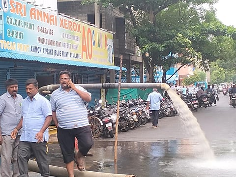 வெள்ள நீரை மோட்டார் மூலம் வெளியேற்றுகின்றனர்.