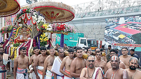 ரங்கநாதரை சுமந்த தோள்களில் பத்மாவதி தாயாரை சுமக்கும் 'ஸ்ரீவைஷ்ணவ' சேவகர்கள்
