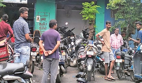 புயல், மழையால் பாதிப்புக்குள்ளான இருசக்கர வாகனங்களை பழுது நீக்க கடைகளில் குவிந்த மக்கள்.